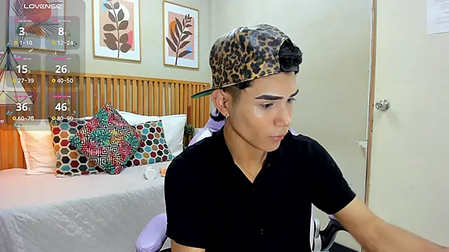 Santiago Johnson  online show from 09/12/25, 01:33