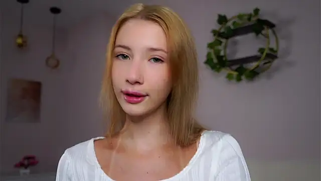 Snapshot of SunnivaCovil chatting on 10/18/25, 01:34 SunnivaCovil online show from 10/18/25, 01:34