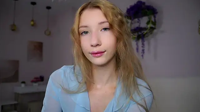 Snapshot of SunnivaCovil chatting on 10/26/25, 02:34 SunnivaCovil online show from 10/26/25, 02:34