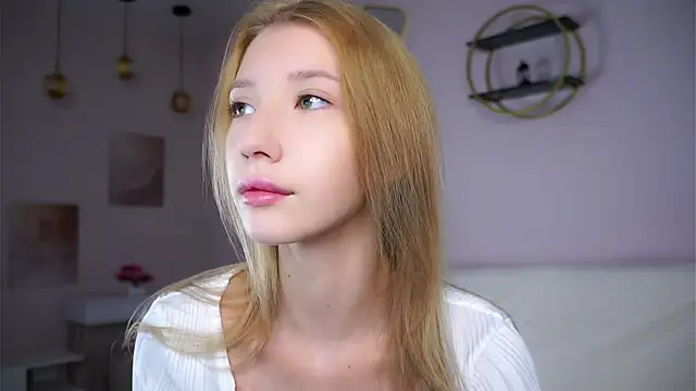 Snapshot of SunnivaCovil chatting on 11/03/25, 01:34 SunnivaCovil online show from 11/03/25, 01:34