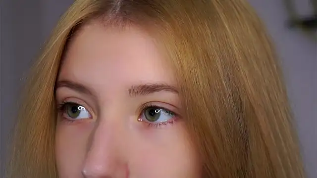 Snapshot of SunnivaCovil chatting on 11/11/25, 05:24 SunnivaCovil online show from 11/11/25, 05:24