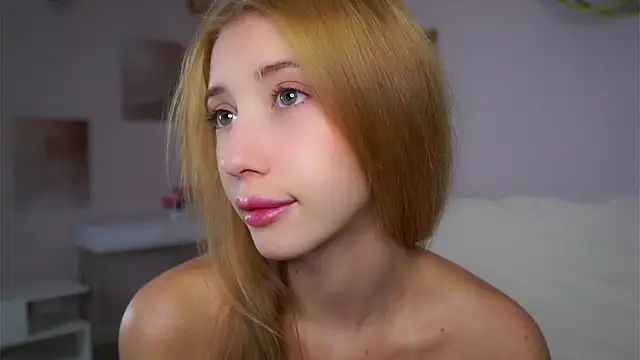 Snapshot of SunnivaCovil chatting on 11/18/25, 02:54 SunnivaCovil online show from 11/18/25, 02:54