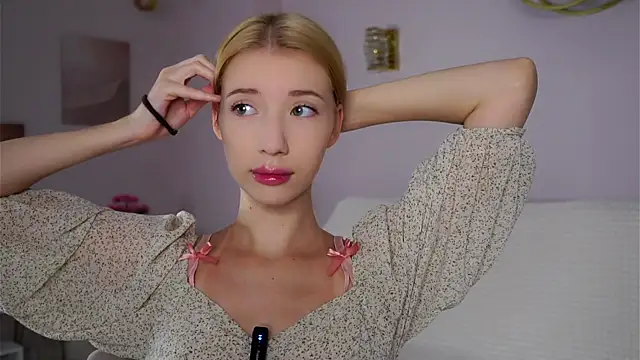 Snapshot of SunnivaCovil chatting on 11/23/25, 02:39 SunnivaCovil online show from 11/23/25, 02:39