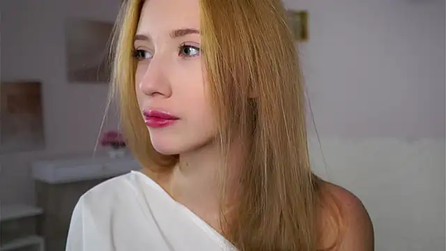 Snapshot of SunnivaCovil chatting on 12/03/25, 02:48 SunnivaCovil online show from 12/03/25, 02:48