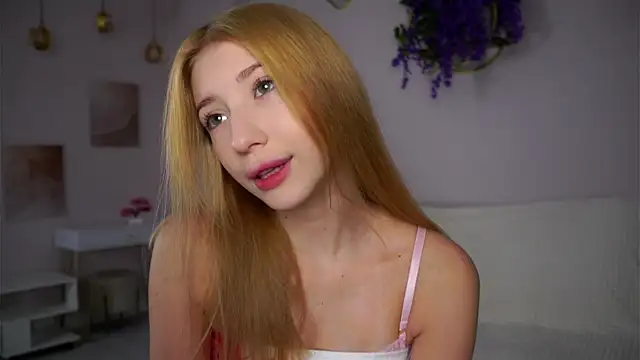 Snapshot of SunnivaCovil chatting on 12/15/25, 02:54 SunnivaCovil online show from 12/15/25, 02:54