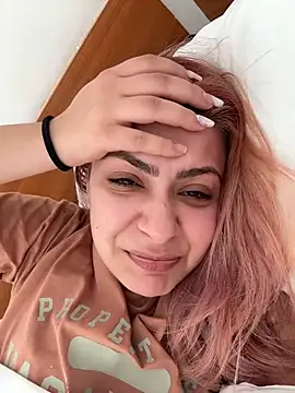 Snapshot of KittieHallo chatting on 02/21/25, 02:06 KittieHallo online show from 02/21/25, 02:06