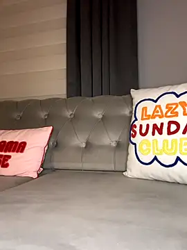 laraaaaaa online show from 12/17/25, 10:38