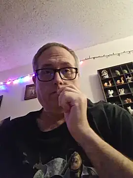 Snapshot of Smallone327 chatting on 10/18/25, 06:16 Smallone327 online show from 10/18/25, 06:16