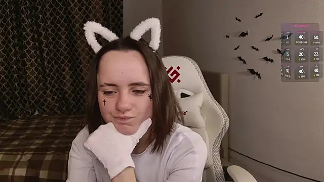 Luna Loveee online show from 10/31/25, 04:24