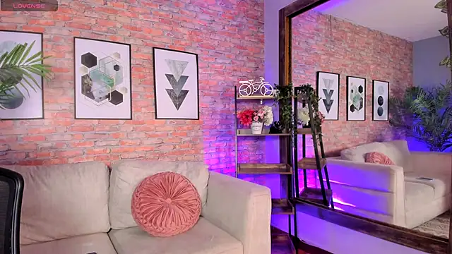 Lucia Brown  online show from 10/06/25, 05:21