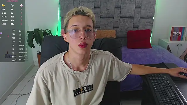 Snapshot of skinny_bigcock02 chatting on 11/20/25, 08:30 skinny bigcock02 online show from 11/20/25, 08:30