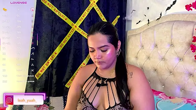 Snapshot of Leah_yuah_ chatting on 10/17/25, 04:37 Leah yuah online show from 10/17/25, 04:37