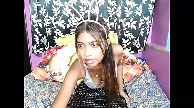 Snapshot of lola_brown18 chatting on 02/21/25, 12:39 lola brown18 online show from 02/21/25, 12:39