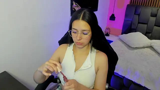 Snapshot of angeline_davies chatting on 10/10/25, 04:00 angeline davies online show from 10/10/25, 04:00