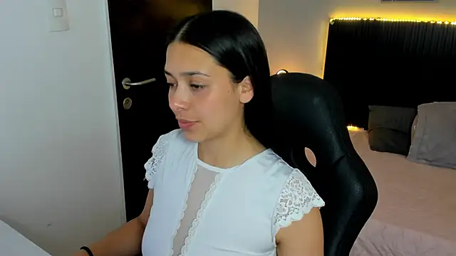 Snapshot of angeline_davies chatting on 10/22/25, 03:51 angeline davies online show from 10/22/25, 03:51