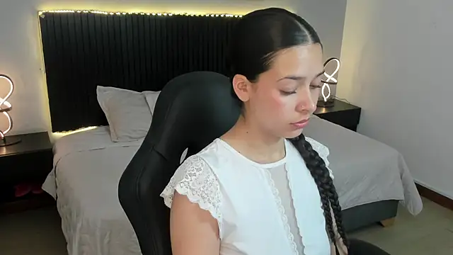 Snapshot of angeline_davies chatting on 10/28/25, 03:43 angeline davies online show from 10/28/25, 03:43