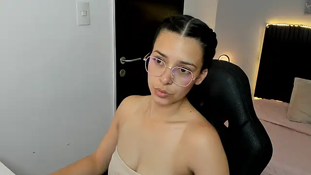 Snapshot of angeline_davies chatting on 10/29/25, 03:53 angeline davies online show from 10/29/25, 03:53