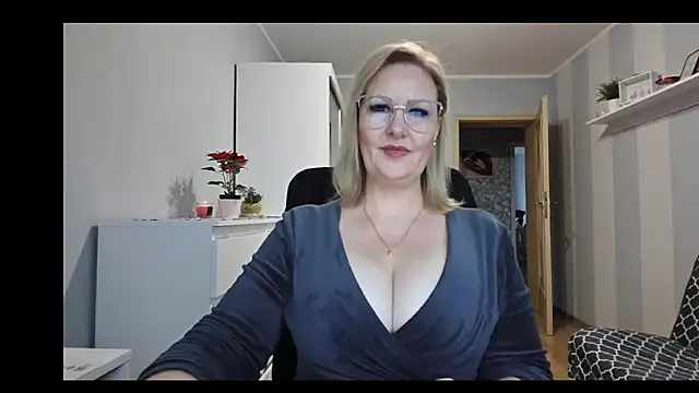 Snapshot of DianaLive chatting on 12/17/25, 08:20 DianaLive online show from 12/17/25, 08:20