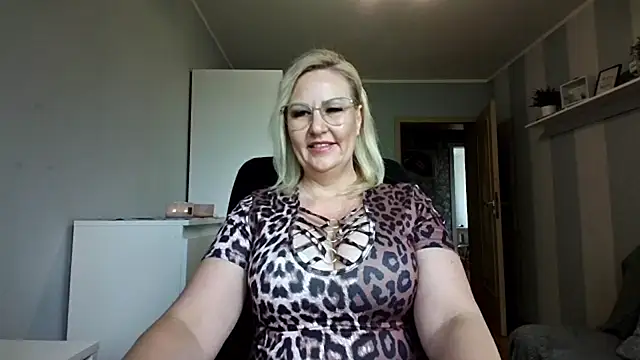 Snapshot of DianaLive chatting on 05/11/26, 06:19 DianaLive online show from 05/11/26, 06:19