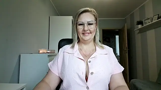 Snapshot of DianaLive chatting on 05/18/26, 06:30 DianaLive online show from 05/18/26, 06:30