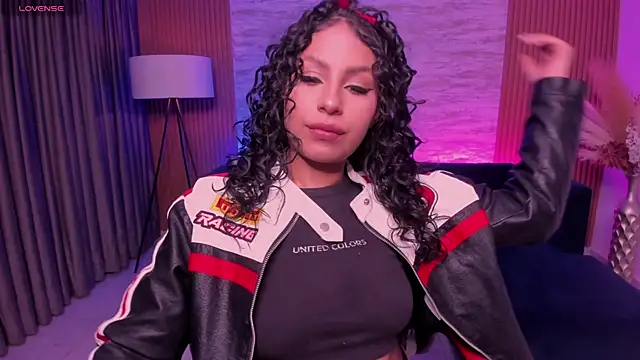 Snapshot of hannah_thomson_ chatting on 10/14/25, 03:07 hannah thomson  online show from 10/14/25, 03:07