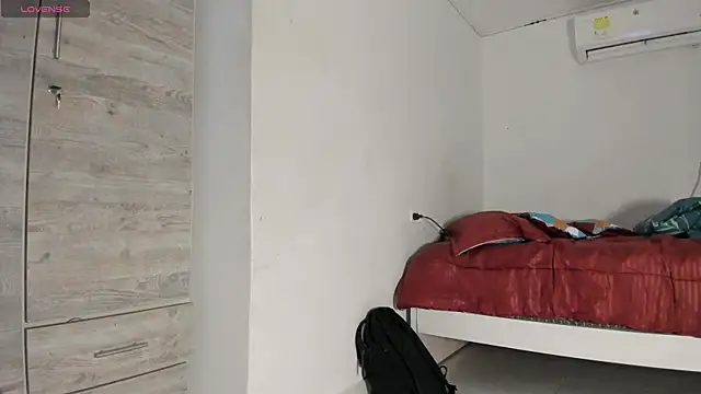 Snapshot of flor_herrera01 chatting on 09/27/25, 05:01 flor herrera01 online show from 09/27/25, 05:01