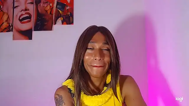 Snapshot of red_veltet chatting on 10/04/25, 03:10 red veltet online show from 10/04/25, 03:10