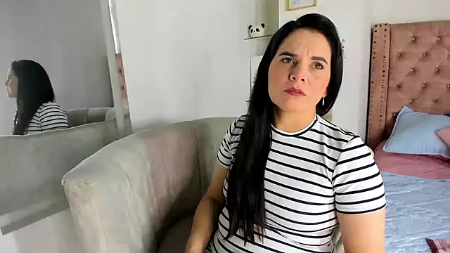 laura hotties online show from 07/28/26, 06:42