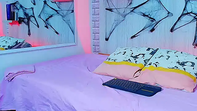 Snapshot of ZaraRousse chatting on 10/13/25, 03:28 ZaraRousse online show from 10/13/25, 03:28