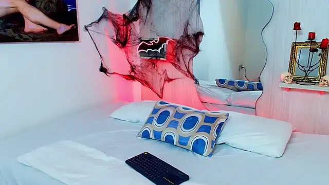 Snapshot of ZaraRousse chatting on 10/19/25, 10:21 ZaraRousse online show from 10/19/25, 10:21