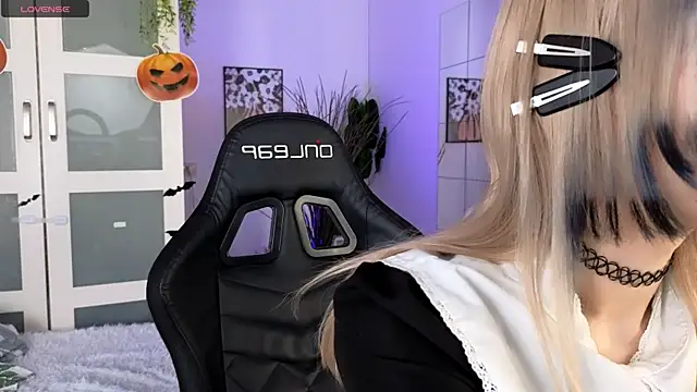 Snapshot of Cherry_Bite chatting on 10/31/25, 10:11 Cherry Bite online show from 10/31/25, 10:11