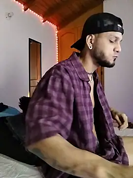 Snapshot of morenosiam chatting on 11/28/25, 03:42 morenosiam online show from 11/28/25, 03:42