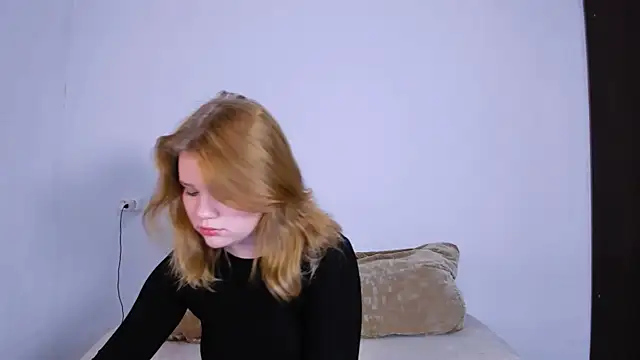 LaseyMoon online show from 10/18/25, 10:32