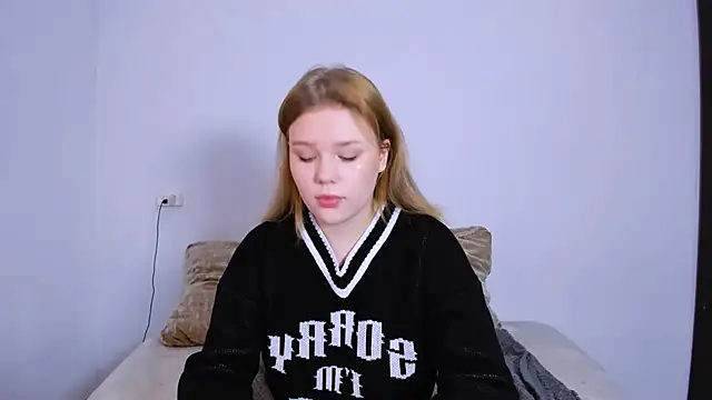 LaseyMoon online show from 10/22/25, 10:31