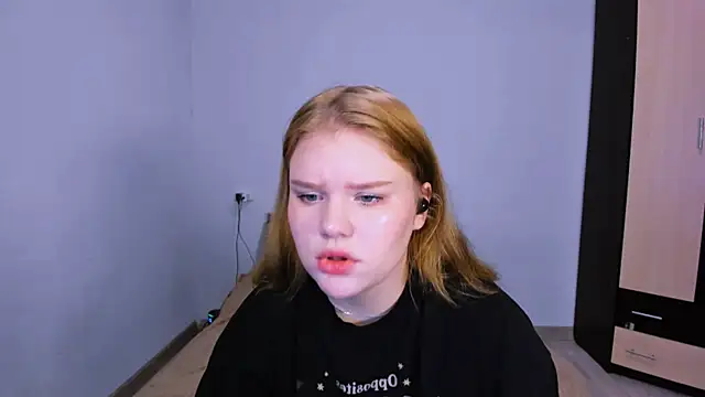 LaseyMoon online show from 11/27/25, 01:51