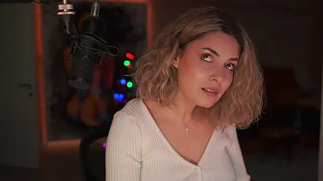 Snapshot of _Allie_ chatting on 12/14/25, 01:16 Allie online show from 12/14/25, 01:16