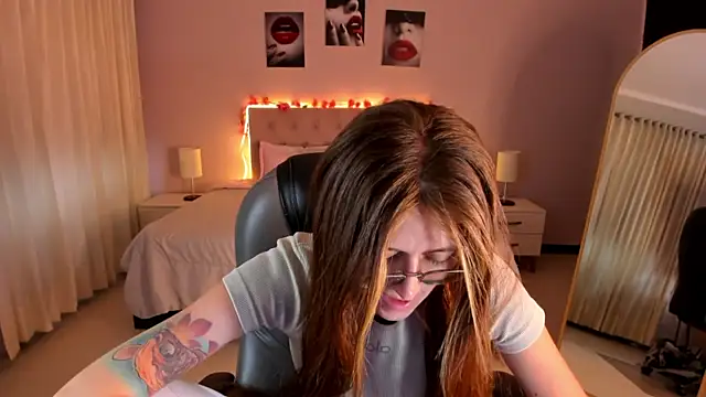 Emily Warren  online show from 04/24/26, 08:55