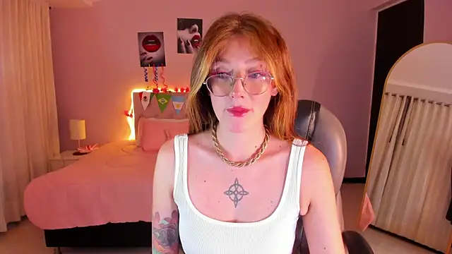 Snapshot of Emily_Warren_ chatting on 06/20/26, 08:33 Emily Warren online show from 06/20/26, 08:33
