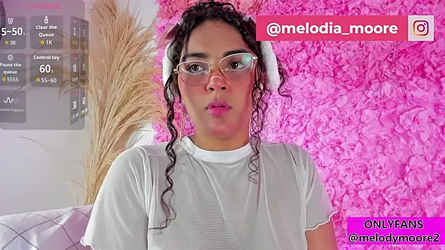 Snapshot of Melodymoore_ chatting on 10/23/25, 02:00 Melodymoore  online show from 10/23/25, 02:00