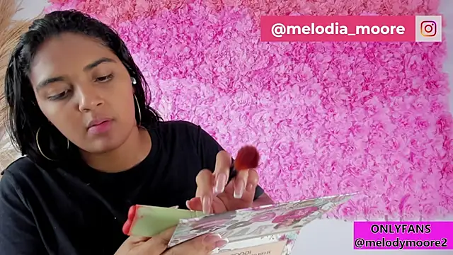 Snapshot of Melodymoore_ chatting on 11/19/25, 10:21 Melodymoore online show from 11/19/25, 10:21