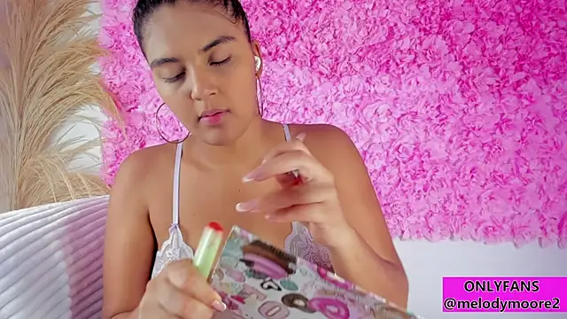 Snapshot of Melodymoore_ chatting on 11/24/25, 02:33 Melodymoore online show from 11/24/25, 02:33