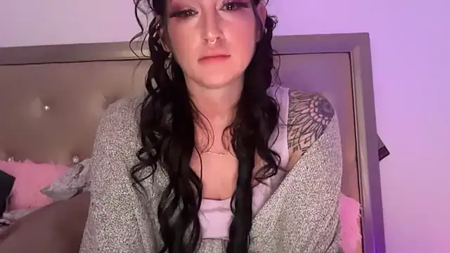 Snapshot of IvyyRosee88 chatting on 10/17/25, 01:53 IvyyRosee88 online show from 10/17/25, 01:53