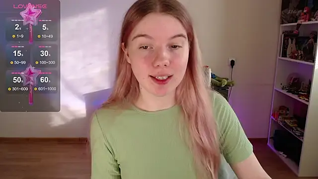 Snapshot of Strawberry_juli chatting on 01/15/26, 08:30 Strawberry juli online show from 01/15/26, 08:30