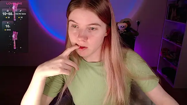 Snapshot of Strawberry_juli chatting on 02/15/26, 04:31 Strawberry juli online show from 02/15/26, 04:31