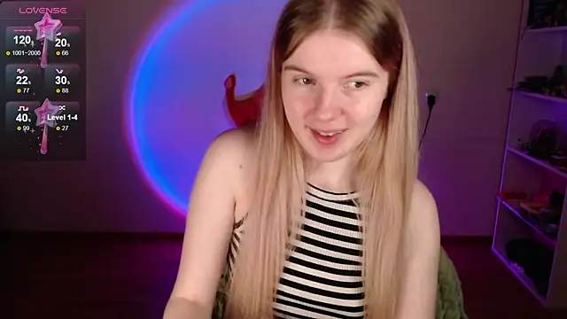 Snapshot of Strawberry_juli chatting on 04/19/26, 01:32 Strawberry juli online show from 04/19/26, 01:32