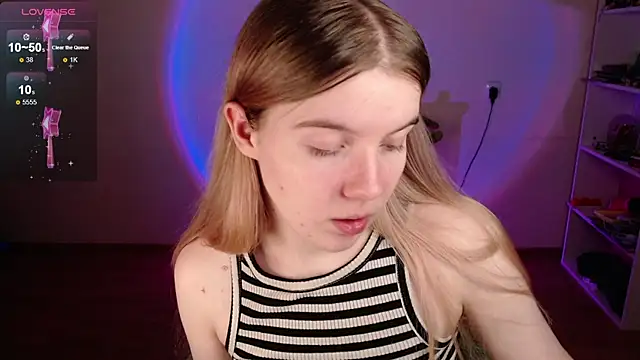 Snapshot of Strawberry_juli chatting on 04/21/26, 03:35 Strawberry juli online show from 04/21/26, 03:35