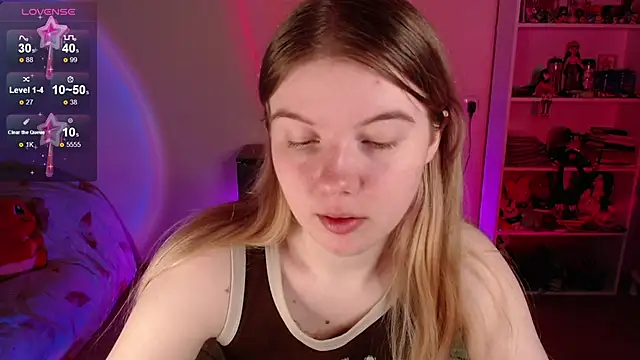 Snapshot of Strawberry_juli chatting on 05/20/26, 03:13 Strawberry juli online show from 05/20/26, 03:13