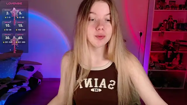 Snapshot of Strawberry_juli chatting on 05/23/26, 03:01 Strawberry juli online show from 05/23/26, 03:01