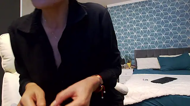 zoeylarkens online show from 11/05/25, 04:40