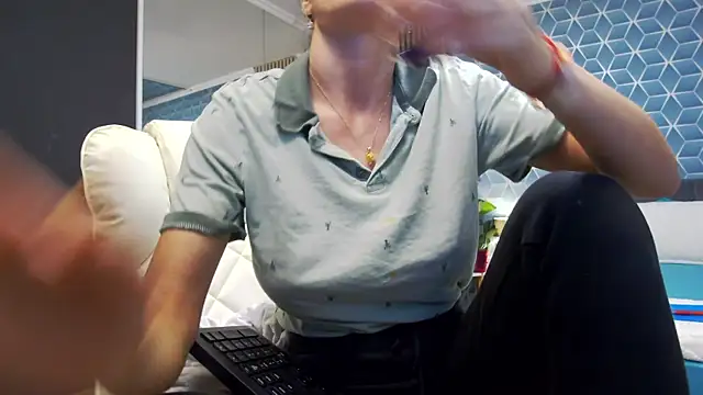 zoeylarkens online show from 11/06/25, 05:47